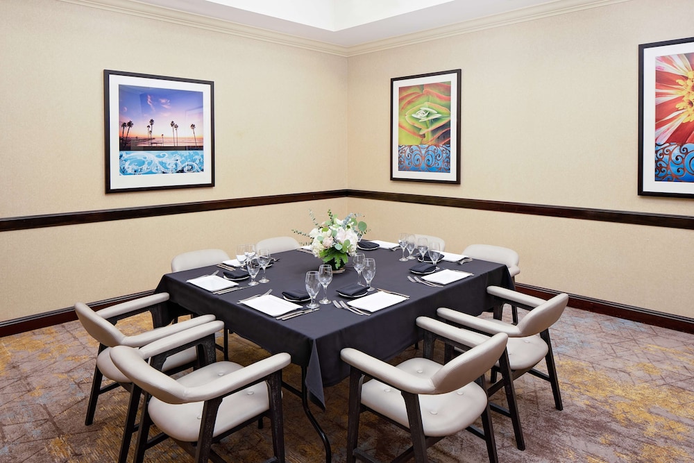 Hotel Zessa Orange County Airport, a DoubleTree by Hilton — Restaurant & bars in Santa Ana, California