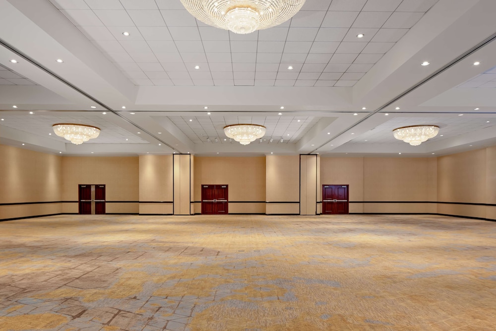 Hotel Zessa Orange County Airport, a DoubleTree by Hilton — Hotel building in Santa Ana, California