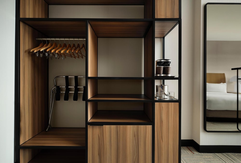 Hotel Zessa Orange County Airport, a DoubleTree by Hilton — Hotel rooms in Santa Ana, California