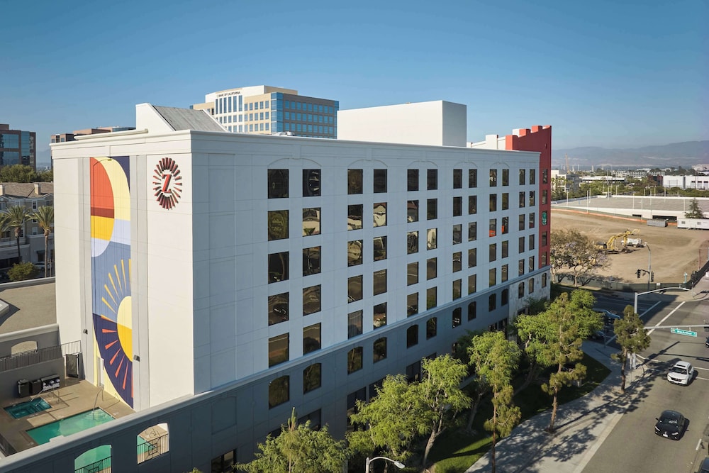 Hotel Zessa Orange County Airport, a DoubleTree by Hilton — Hotel building in Santa Ana, California