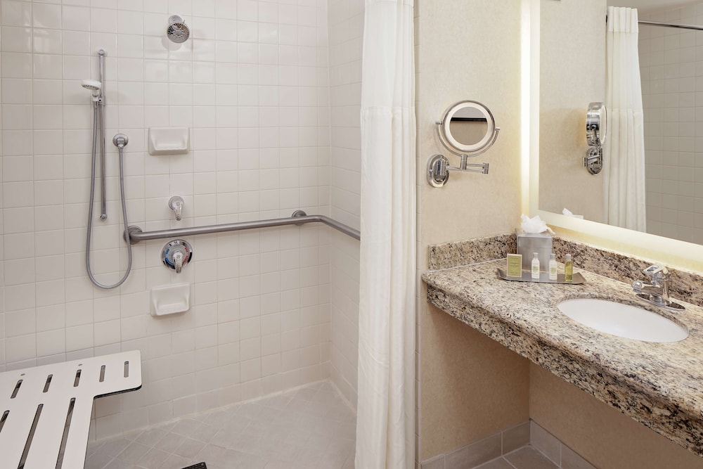 Hotel Zessa Orange County Airport, a DoubleTree by Hilton — Hotel rooms in Santa Ana, California