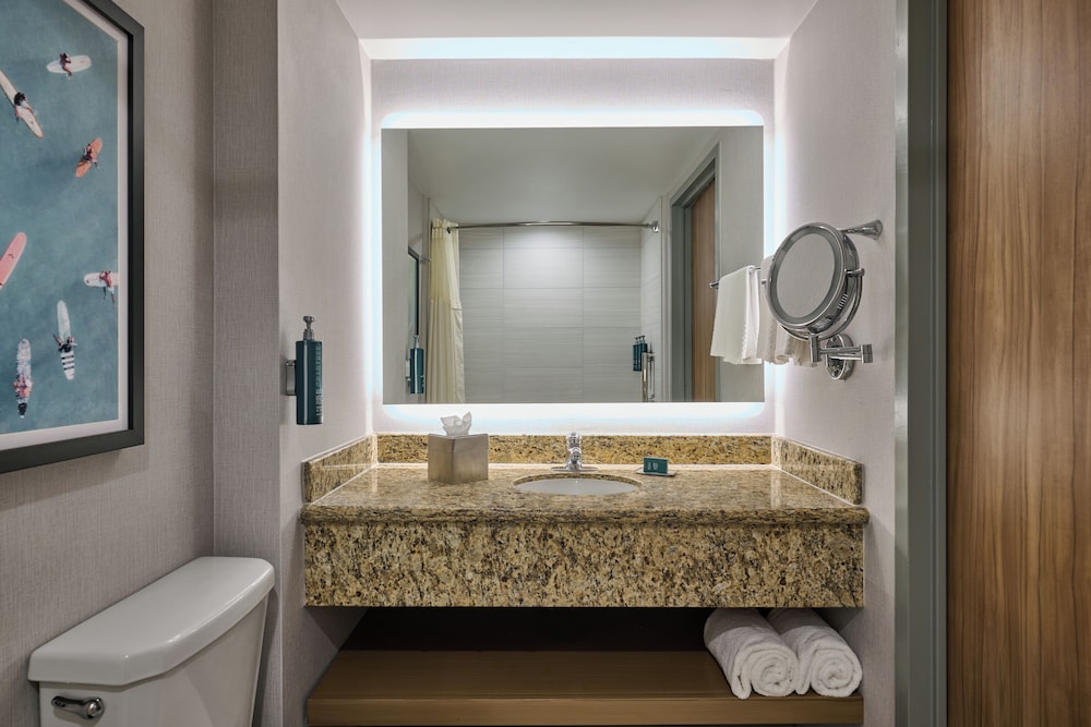 Hotel Zessa Orange County Airport, a DoubleTree by Hilton — Hotel rooms in Santa Ana, California