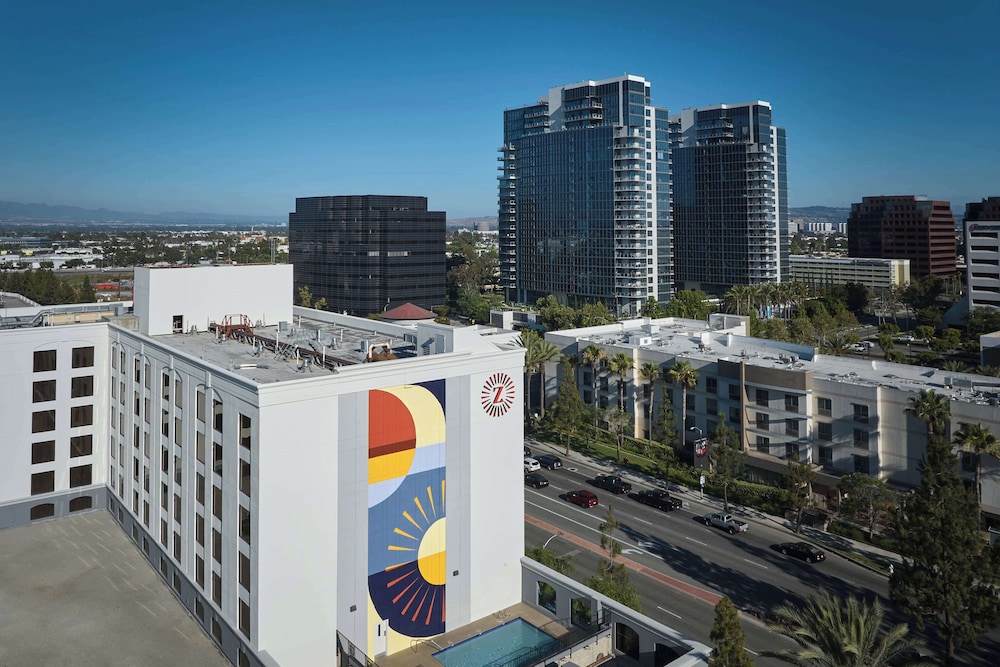 Hotel Zessa Orange County Airport, a DoubleTree by Hilton — Hotel building in Santa Ana, California