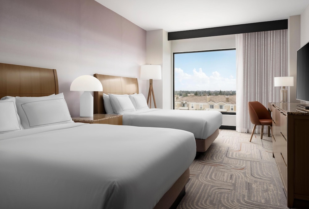 Hotel Zessa Orange County Airport, a DoubleTree by Hilton — Hotel rooms in Santa Ana, California