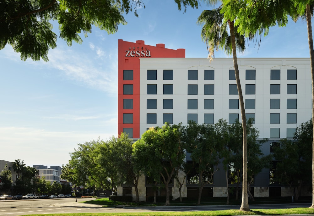 Hotel Zessa Orange County Airport, a DoubleTree by Hilton — Hotel building in Santa Ana, California