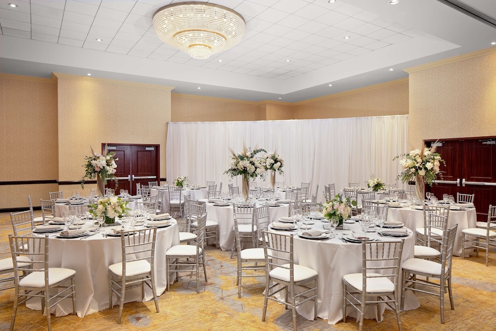 Hotel Zessa Orange County Airport, a DoubleTree by Hilton — Hotel building in Santa Ana, California