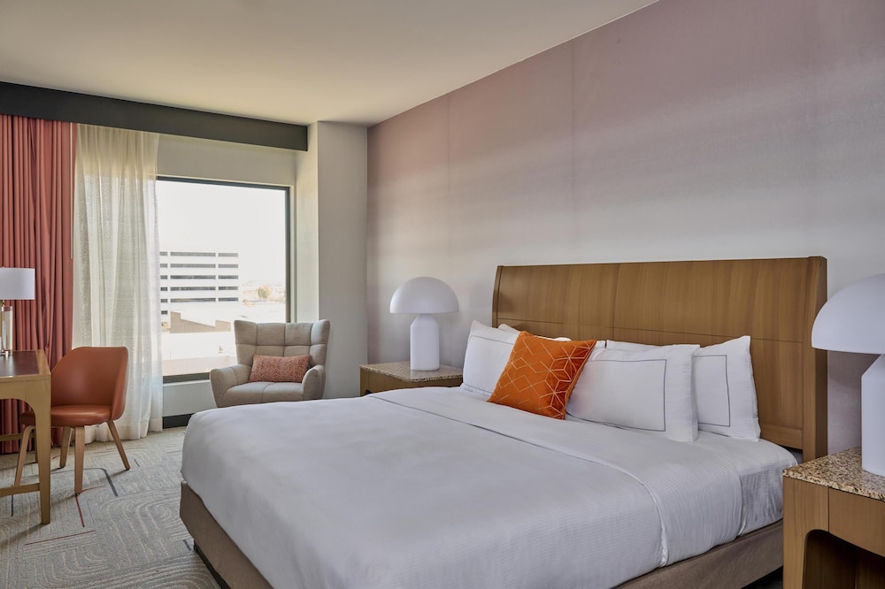 Hotel Zessa Orange County Airport, a DoubleTree by Hilton — Hotel rooms in Santa Ana, California