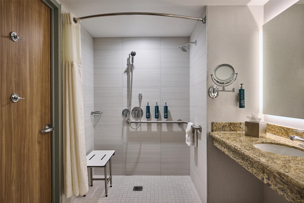 Hotel Zessa Orange County Airport, a DoubleTree by Hilton — Hotel rooms in Santa Ana, California