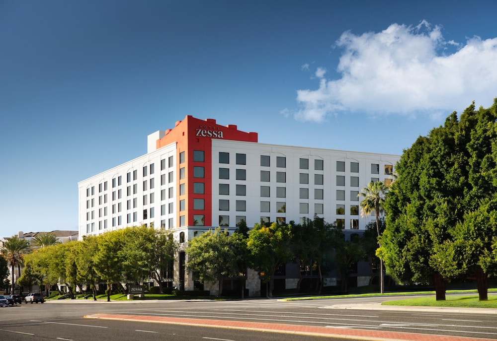 Hotel Zessa Orange County Airport, a DoubleTree by Hilton — Hotel building in Santa Ana, California