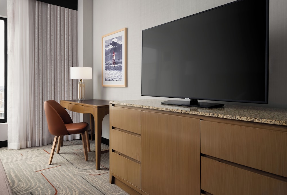 Hotel Zessa Orange County Airport, a DoubleTree by Hilton — Hotel rooms in Santa Ana, California