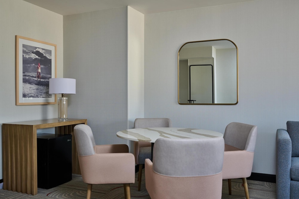 Hotel Zessa Orange County Airport, a DoubleTree by Hilton — Hotel rooms in Santa Ana, California