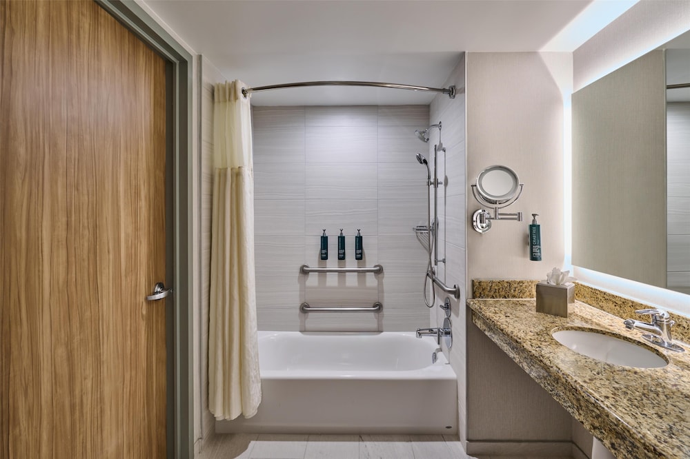 Hotel Zessa Orange County Airport, a DoubleTree by Hilton — Hotel rooms in Santa Ana, California