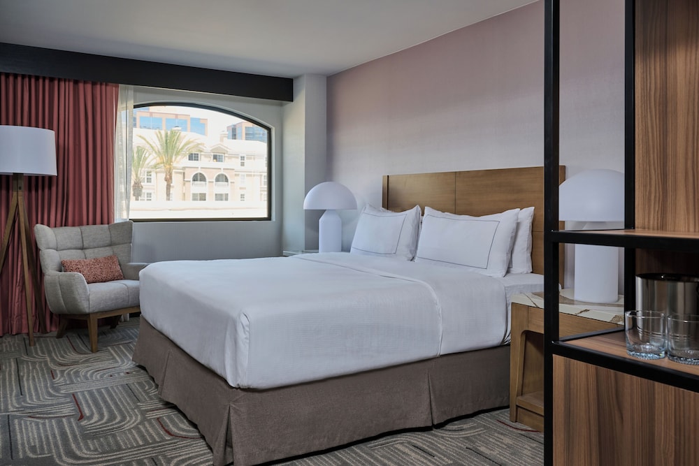 Hotel Zessa Orange County Airport, a DoubleTree by Hilton — Hotel rooms in Santa Ana, California