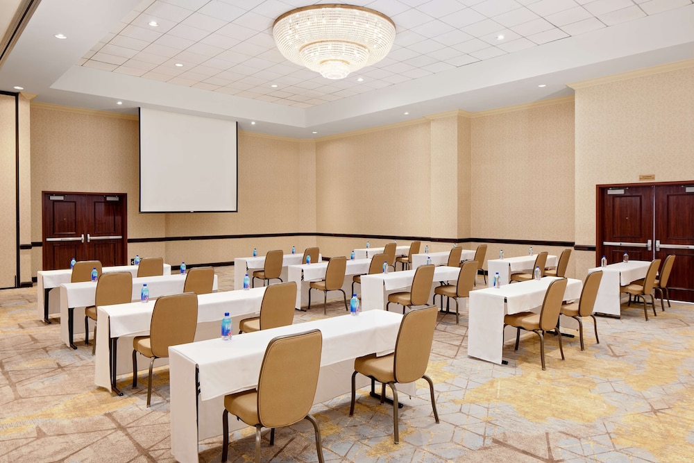 Hotel Zessa Orange County Airport, a DoubleTree by Hilton — Hotel building in Santa Ana, California
