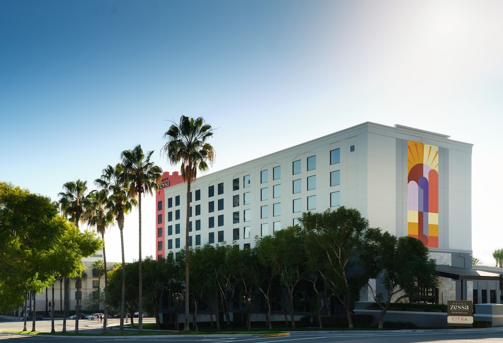 Hotel Zessa Orange County Airport, a DoubleTree by Hilton — Hotel building in Santa Ana, California