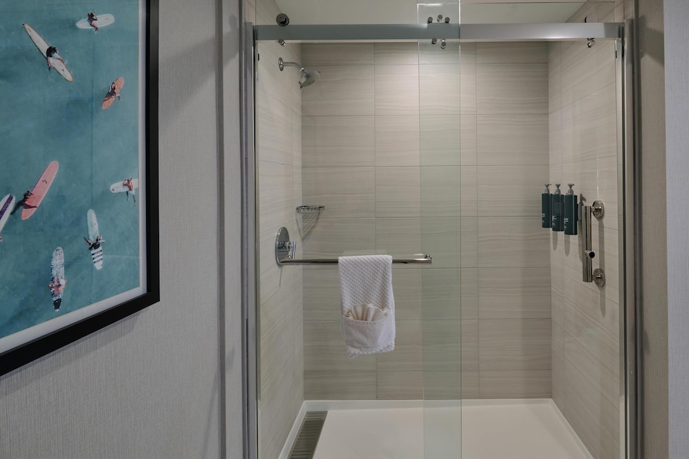 Hotel Zessa Orange County Airport, a DoubleTree by Hilton — Hotel rooms in Santa Ana, California