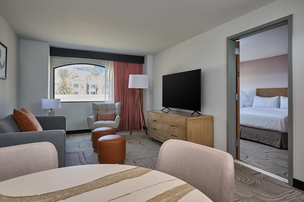 Hotel Zessa Orange County Airport, a DoubleTree by Hilton — Hotel rooms in Santa Ana, California