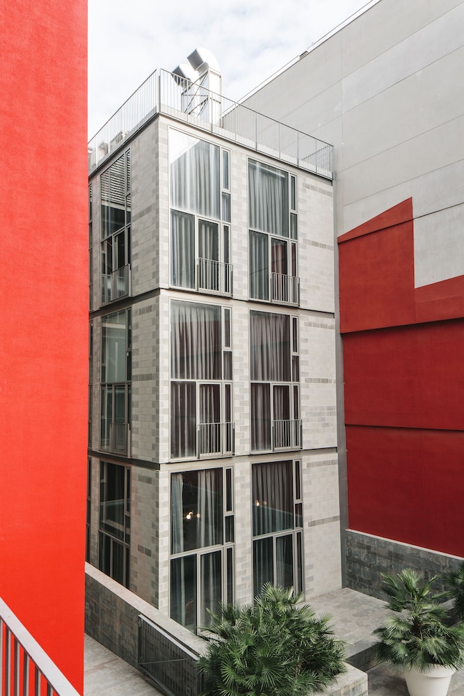 Aparthotel República — Hotel building in Barcelona, Catalonia