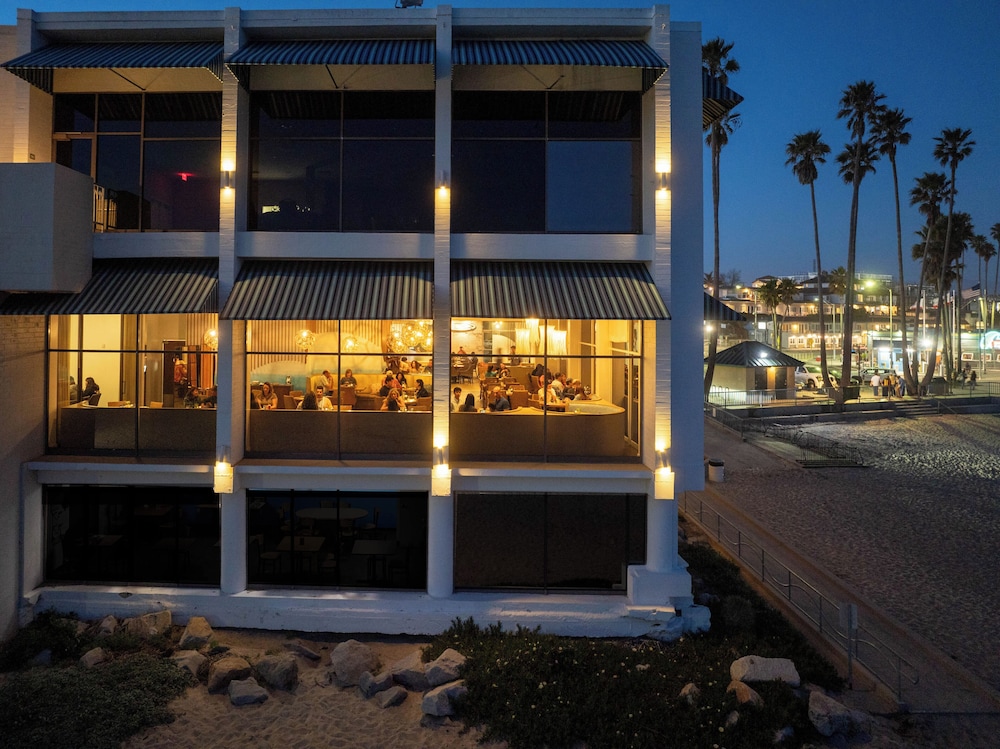 Dream Inn Santa Cruz — Restaurant & bars in Santa Cruz, California