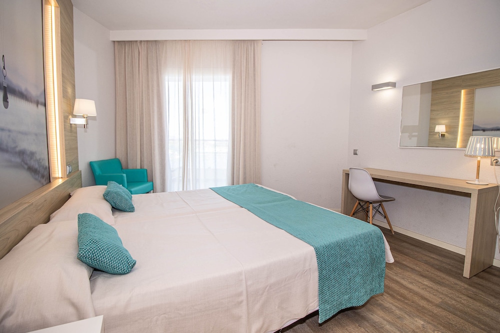 Eix Lagotel Holiday Resort — Hotel rooms in Playa de Muro, Balearic Islands