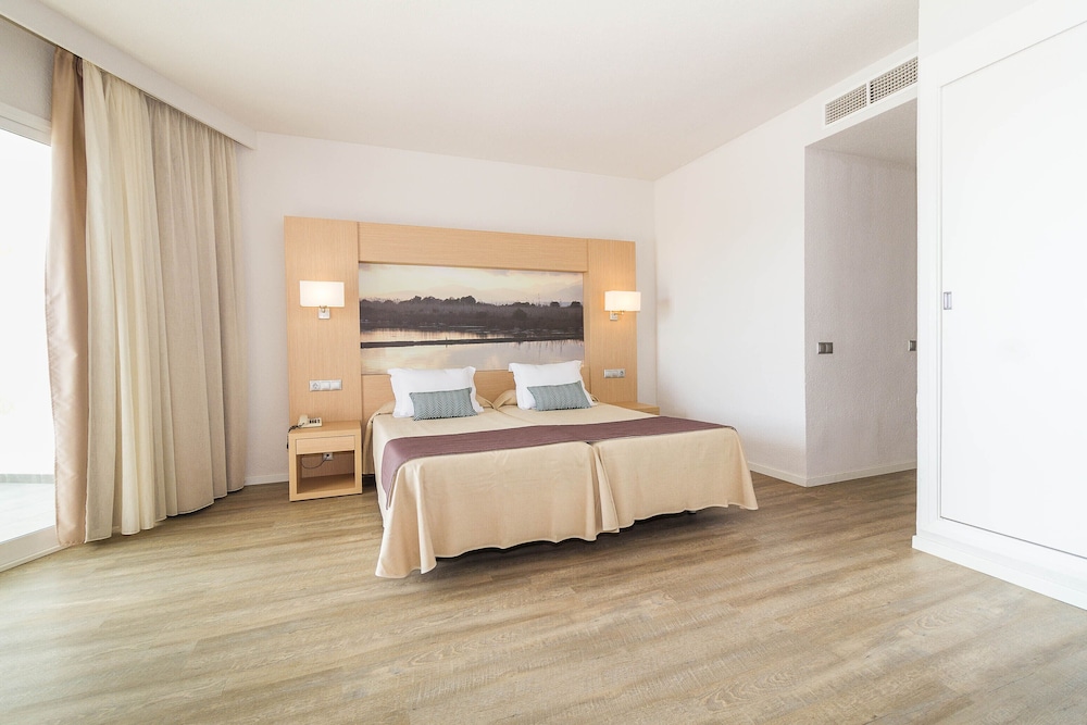 Eix Lagotel Holiday Resort — Hotel rooms in Playa de Muro, Balearic Islands