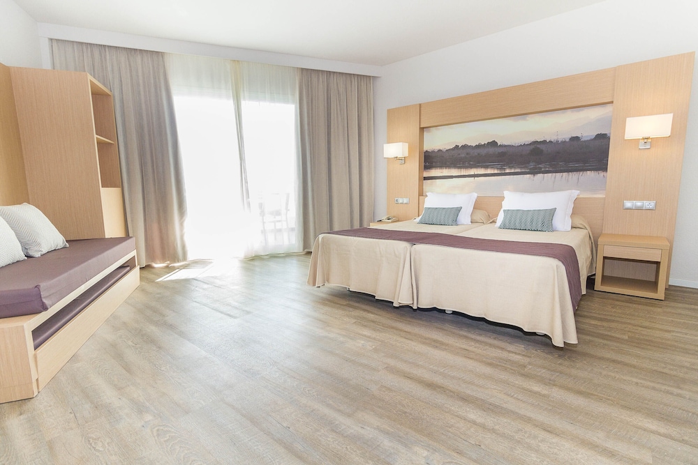 Eix Lagotel Holiday Resort — Hotel rooms in Playa de Muro, Balearic Islands