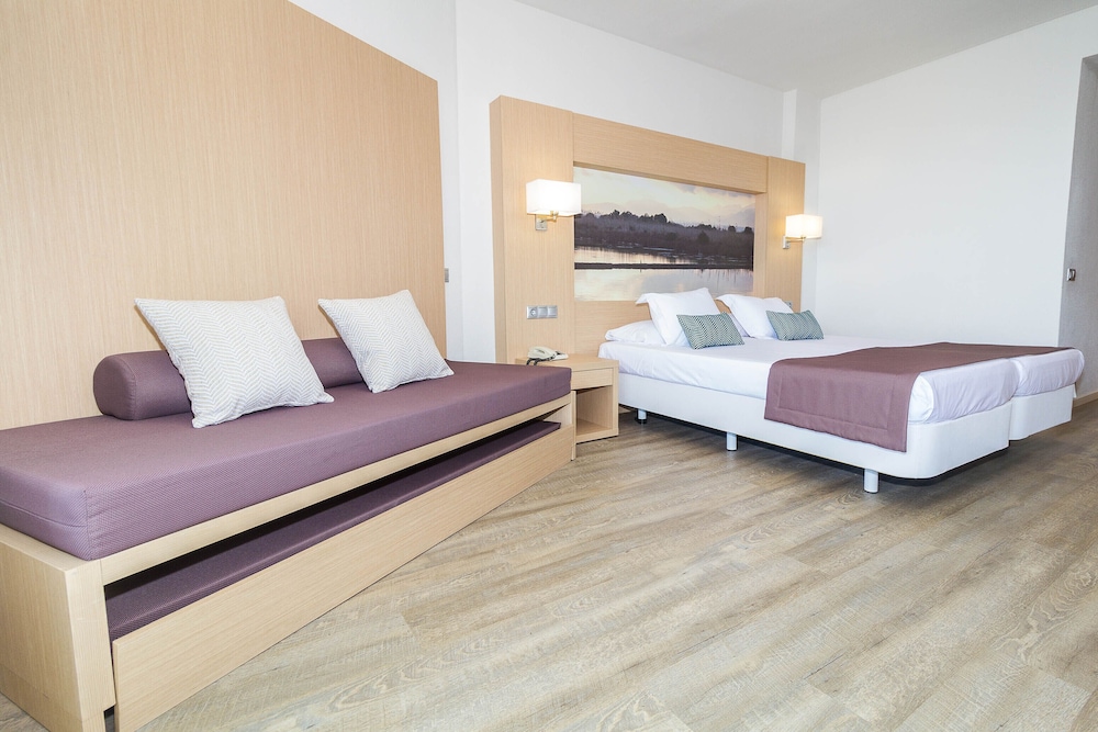 Eix Lagotel Holiday Resort — Hotel rooms in Playa de Muro, Balearic Islands
