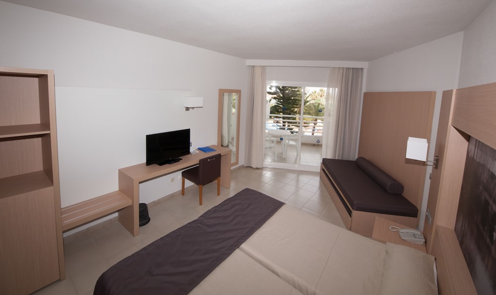 Eix Lagotel Holiday Resort — Hotel rooms in Playa de Muro, Balearic Islands