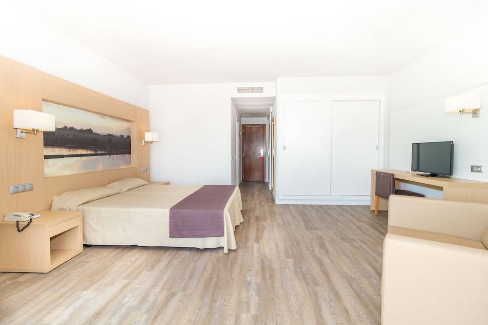 Eix Lagotel Holiday Resort — Hotel rooms in Playa de Muro, Balearic Islands