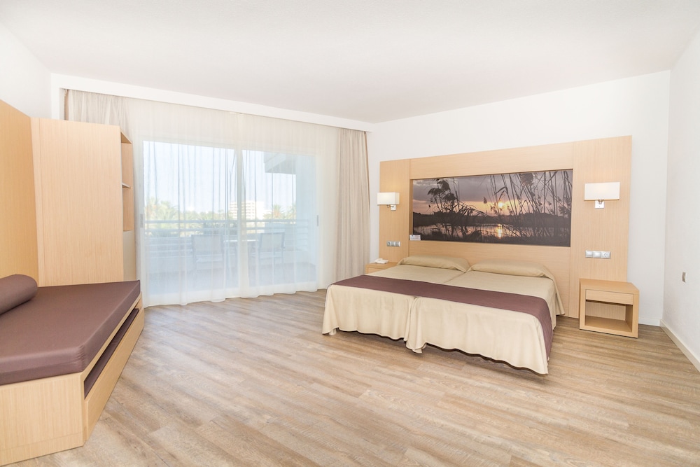 Eix Lagotel Holiday Resort — Hotel rooms in Playa de Muro, Balearic Islands