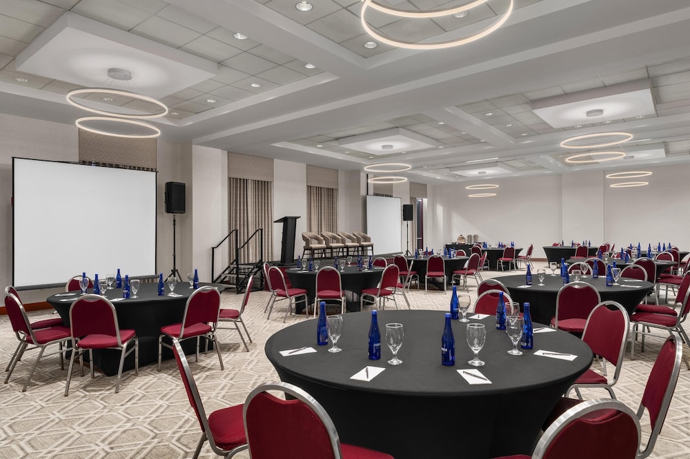 Embassy Suites Boston Logan Airport — Hotel building in Boston, Massachusetts