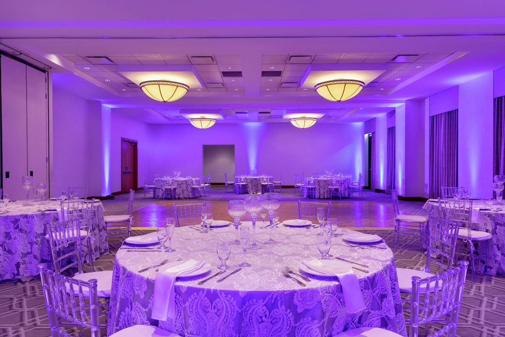 Embassy Suites Boston Logan Airport — Hotel building in Boston, Massachusetts