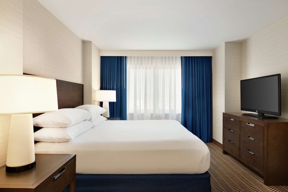 Embassy Suites Boston Logan Airport — Hotel rooms in Boston, Massachusetts