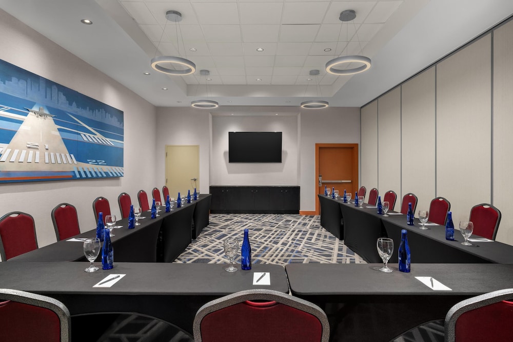 Embassy Suites Boston Logan Airport — Hotel building in Boston, Massachusetts