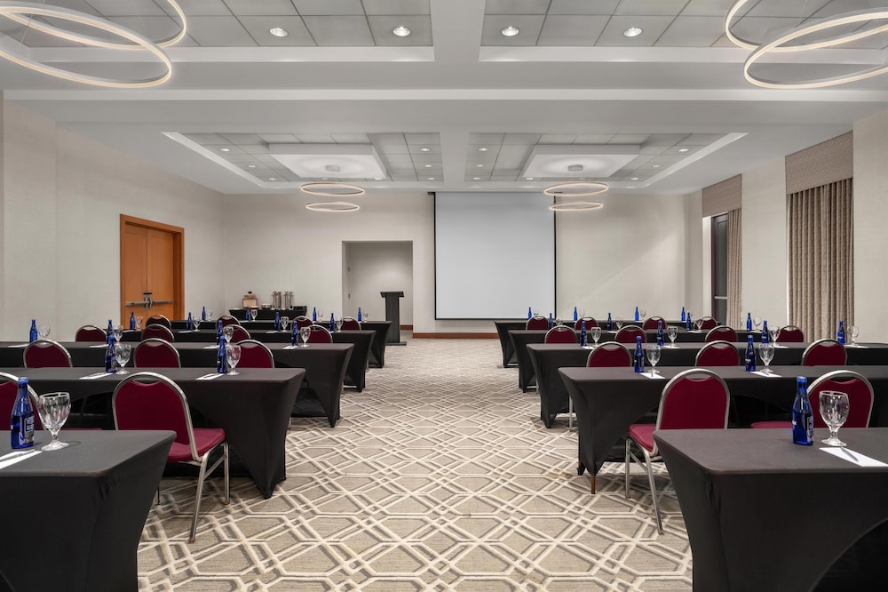 Embassy Suites Boston Logan Airport — Hotel building in Boston, Massachusetts