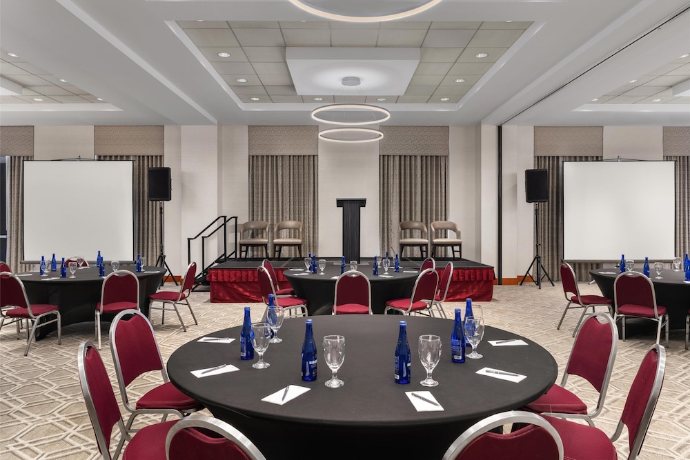 Embassy Suites Boston Logan Airport — Hotel building in Boston, Massachusetts