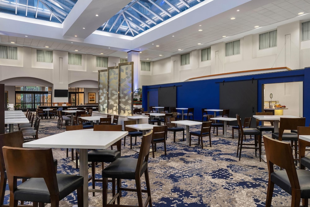Embassy Suites Boston Logan Airport — Restaurant & bars in Boston, Massachusetts