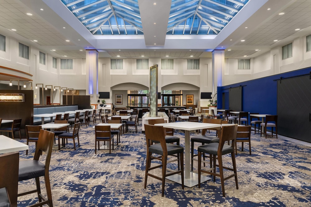 Embassy Suites Boston Logan Airport — Restaurant & bars in Boston, Massachusetts