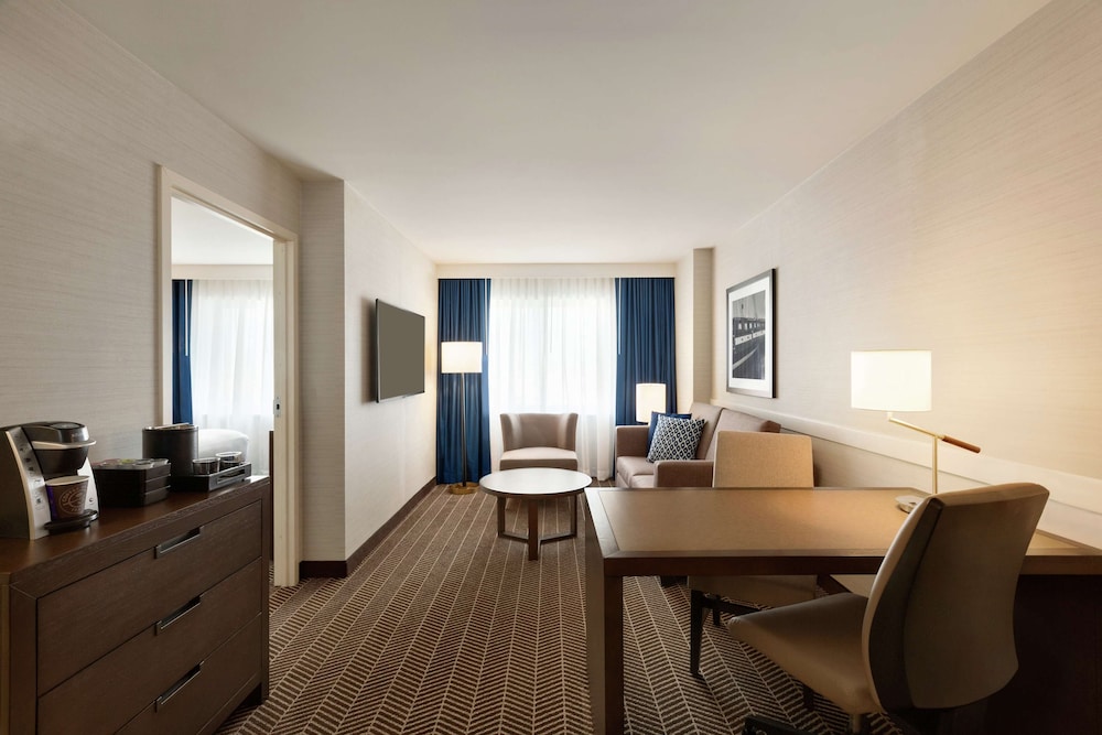 Embassy Suites Boston Logan Airport — Hotel rooms in Boston, Massachusetts