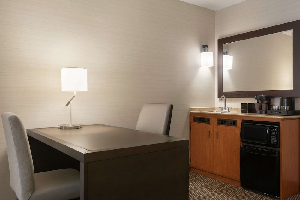 Embassy Suites Boston Logan Airport — Hotel rooms in Boston, Massachusetts