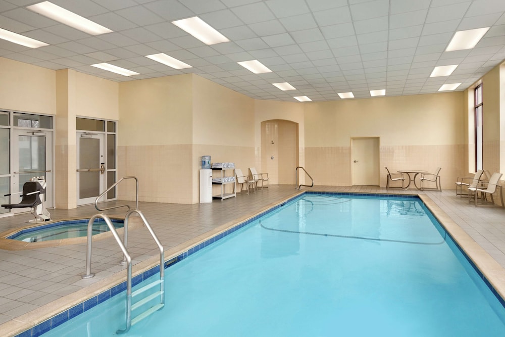 Embassy Suites Boston Logan Airport — Swimming pool in Boston, Massachusetts