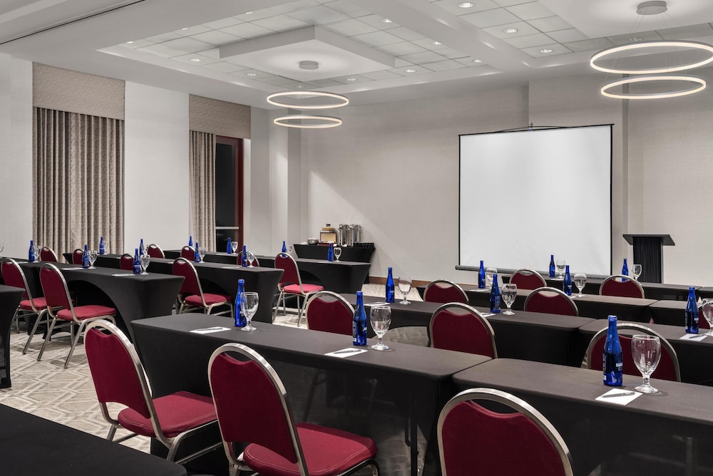 Embassy Suites Boston Logan Airport — Hotel building in Boston, Massachusetts