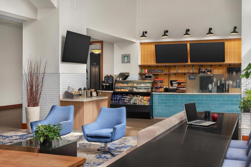Embassy Suites Boston Logan Airport — Restaurant & bars in Boston, Massachusetts
