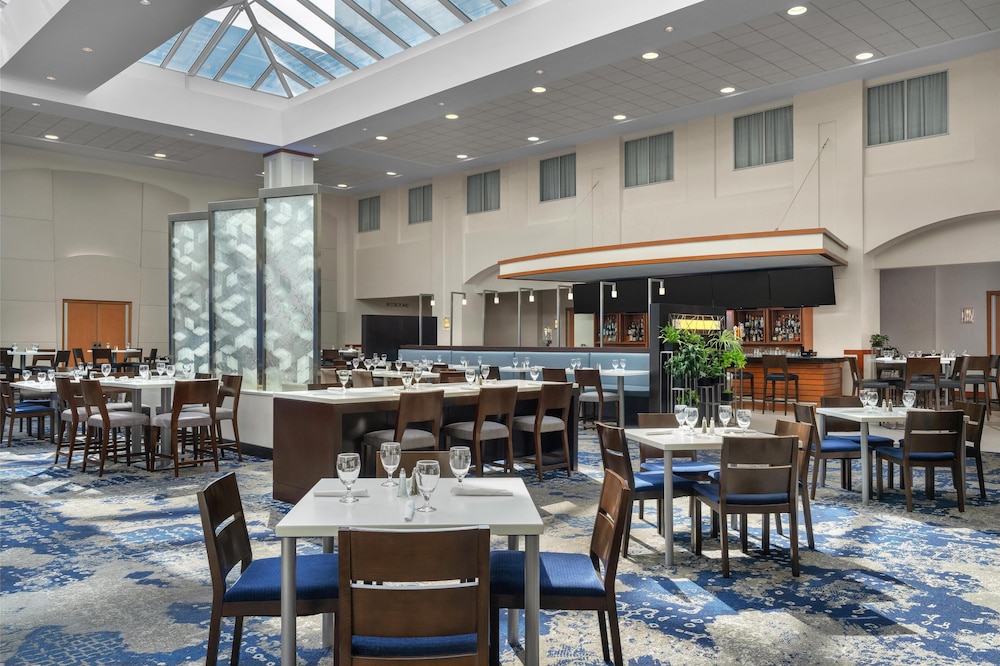 Embassy Suites Boston Logan Airport — Restaurant & bars in Boston, Massachusetts