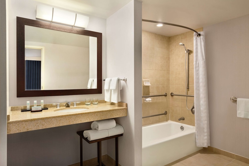 Embassy Suites Boston Logan Airport — Hotel rooms in Boston, Massachusetts