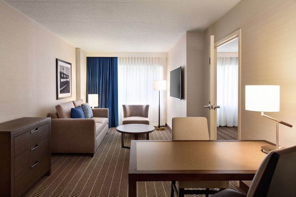 Embassy Suites Boston Logan Airport — Hotel rooms in Boston, Massachusetts