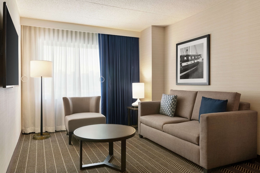 Embassy Suites Boston Logan Airport — Hotel rooms in Boston, Massachusetts