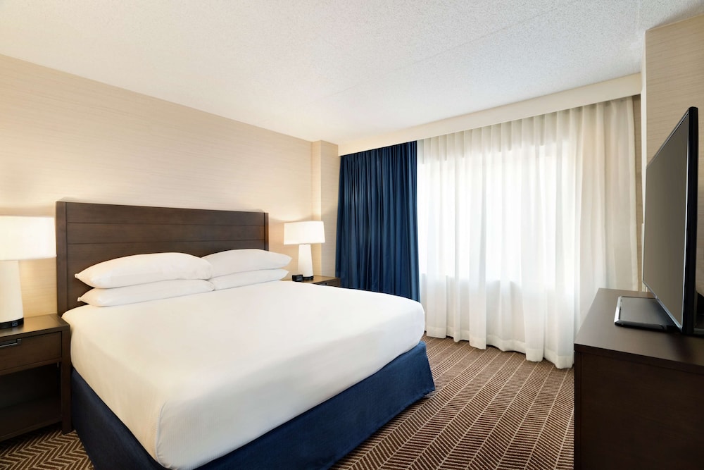 Embassy Suites Boston Logan Airport — Hotel rooms in Boston, Massachusetts