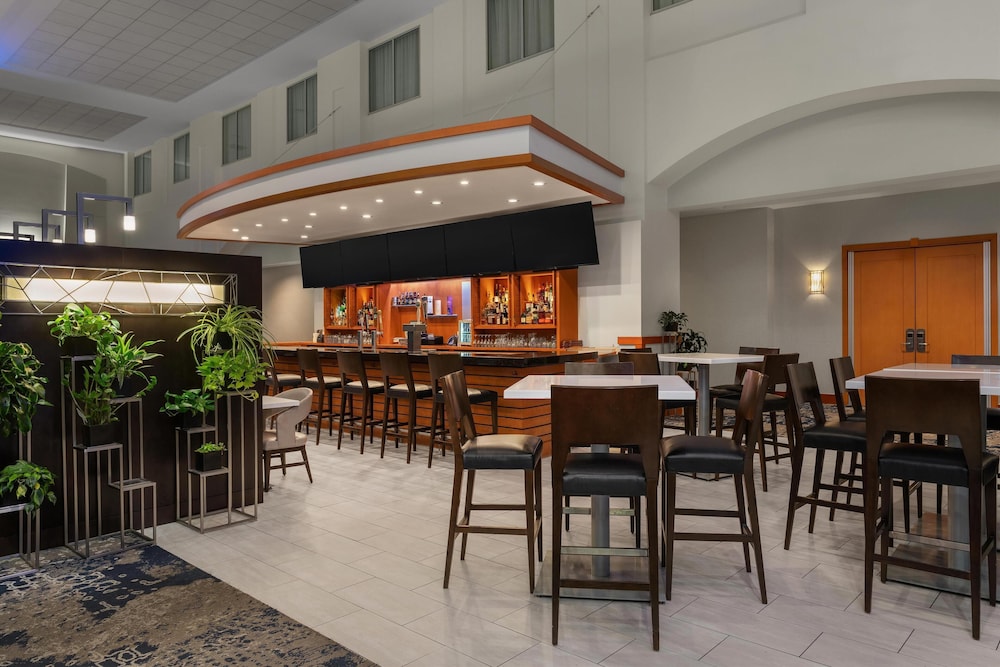 Embassy Suites Boston Logan Airport — Restaurant & bars in Boston, Massachusetts