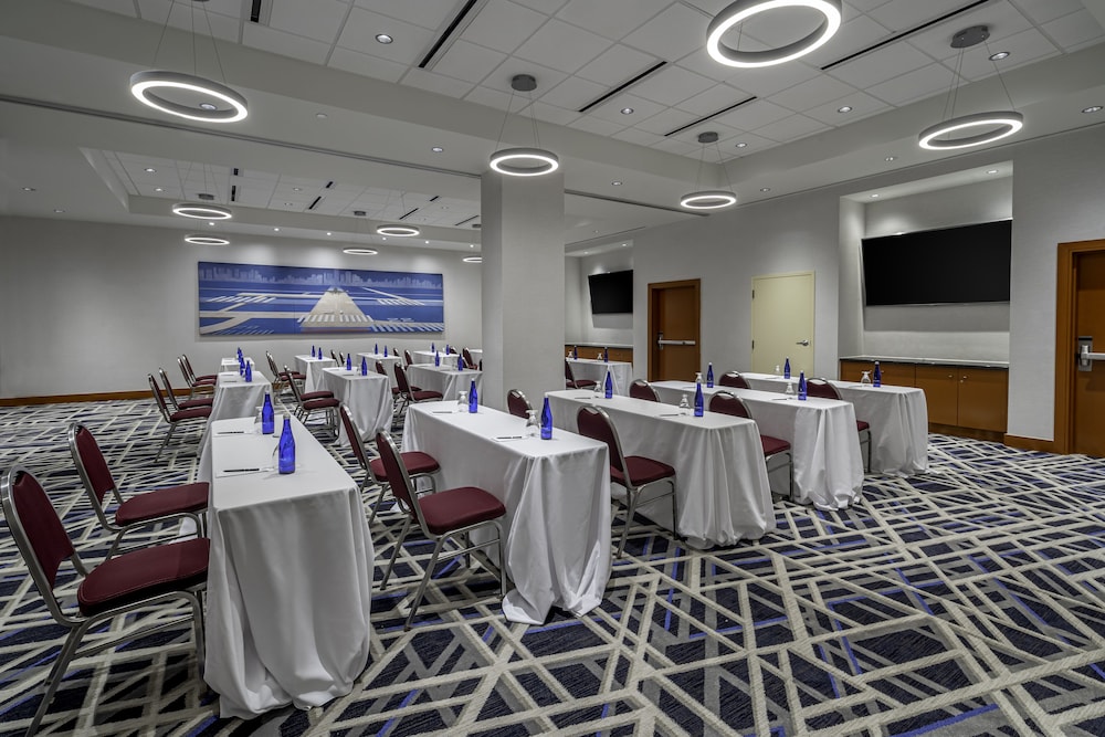 Embassy Suites Boston Logan Airport — Hotel building in Boston, Massachusetts